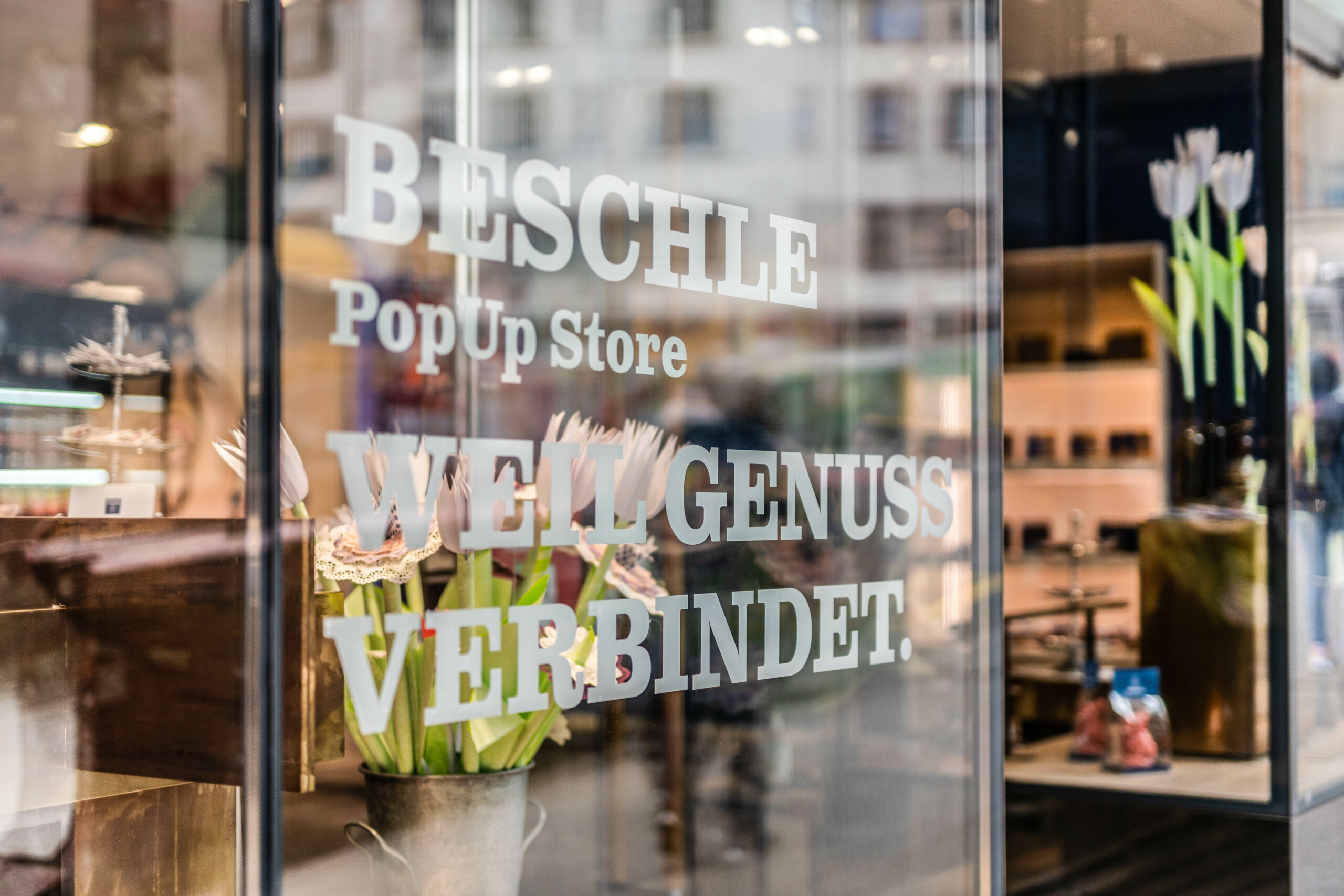 Schaufensterbeschriftung des neuen Pop Up Stores von Beschle in Basel